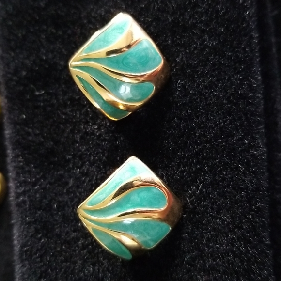 Earrings - Picture 2 of 4